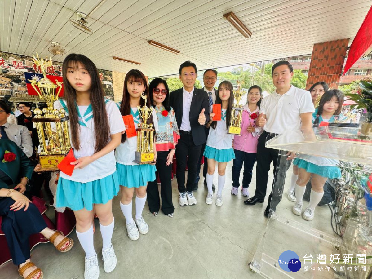 立法院副院長江啟臣在明台高中校慶活動中應邀為獲乙級證照學生授獎，明台高中董事長林承峯跟前董事長林芳媖也一起祝賀得獎學生學有所成。(圖/記者林重鎣攝)
