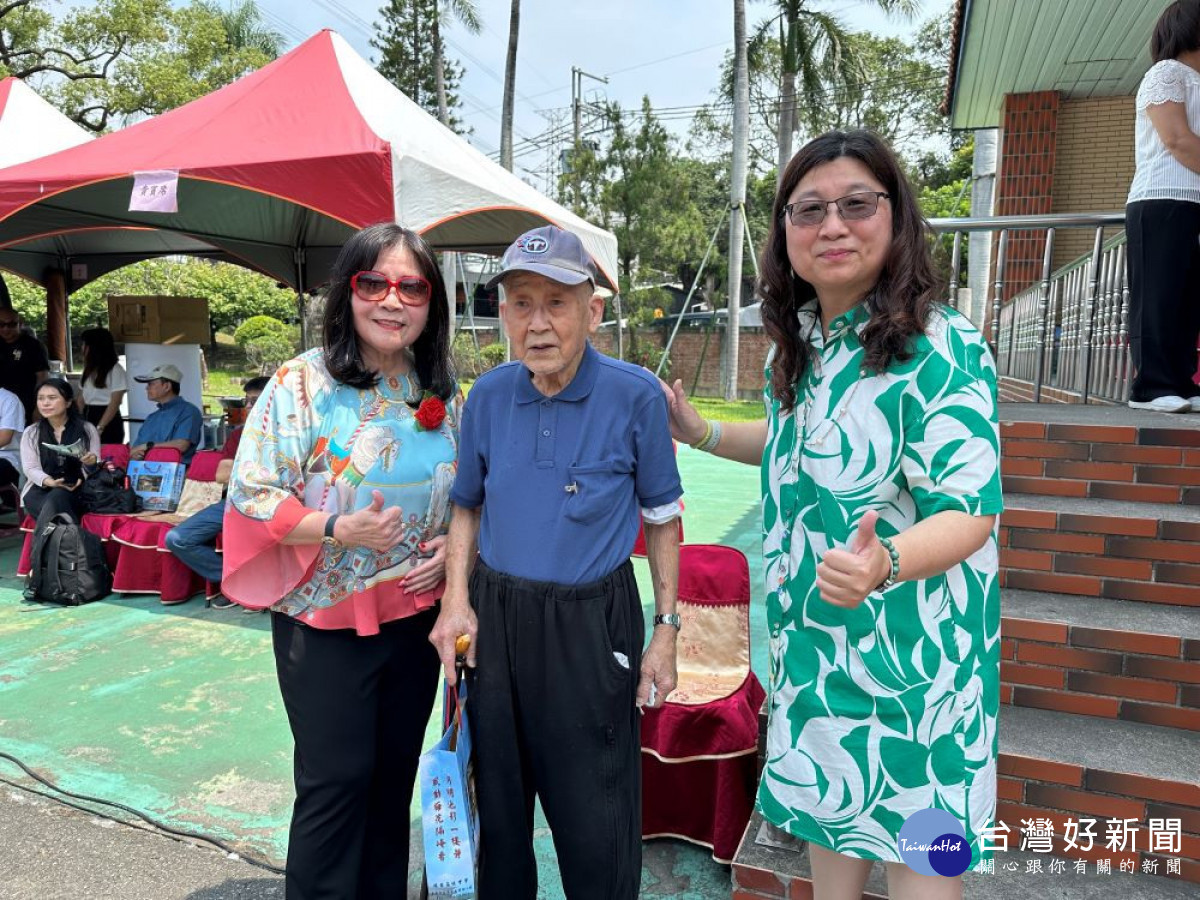 明台高中78週年校慶老中青校友共聚一堂-這次最資深的老校友93歲王德福是明台高中前身萊園初中第二屆學生，他特別跟林芳媖前董事長及校長潘佩苓一起入鏡。(圖/記者林重鎣攝)