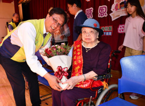 林世賢市長逐一贈送鮮花給模範母親。圖／彰化市公所提供