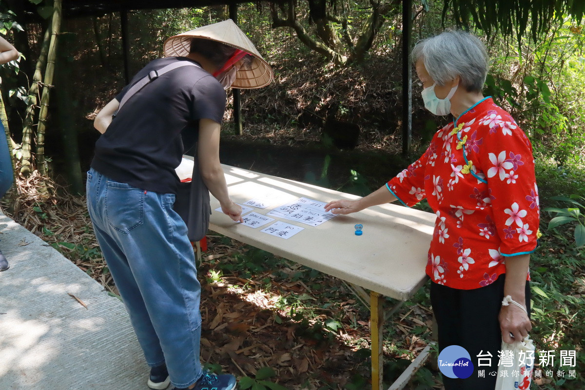 大家來說客語闖關。（記者扶小萍攝）