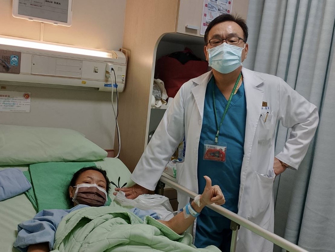 小玲開完刀出院後回診和主治醫師林建華副院長合照。圖／秀傳醫院提供