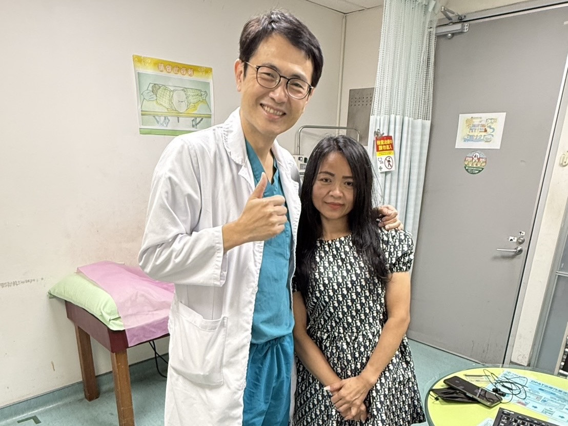 小玲開完刀出院後回診和主治醫師林建華副院長合照。圖／秀傳醫院提供