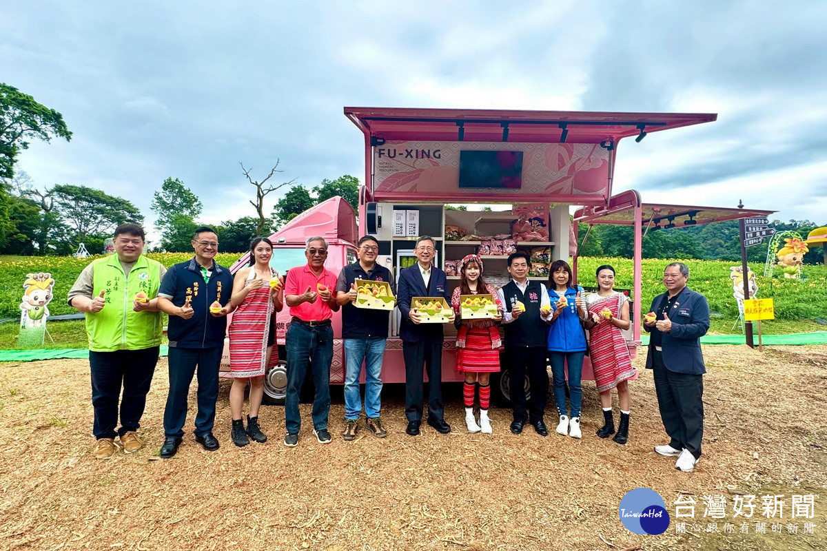 桃園市副市長王明鉅與貴賓們邀請遊客深度探索，感受北橫農遊體驗。