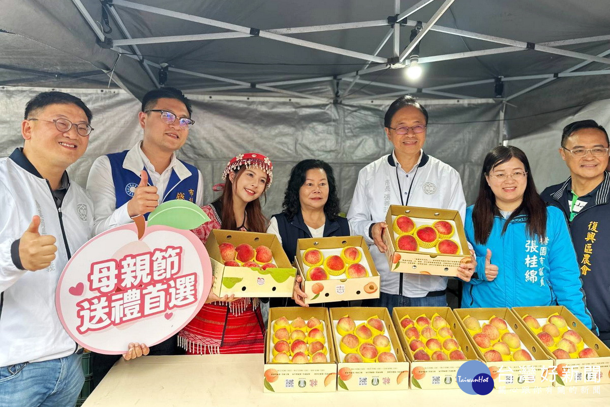 桃園市長張善政現身桃園「媽媽樂桃桃-粉紅市集」親自向大家推薦媽媽桃。