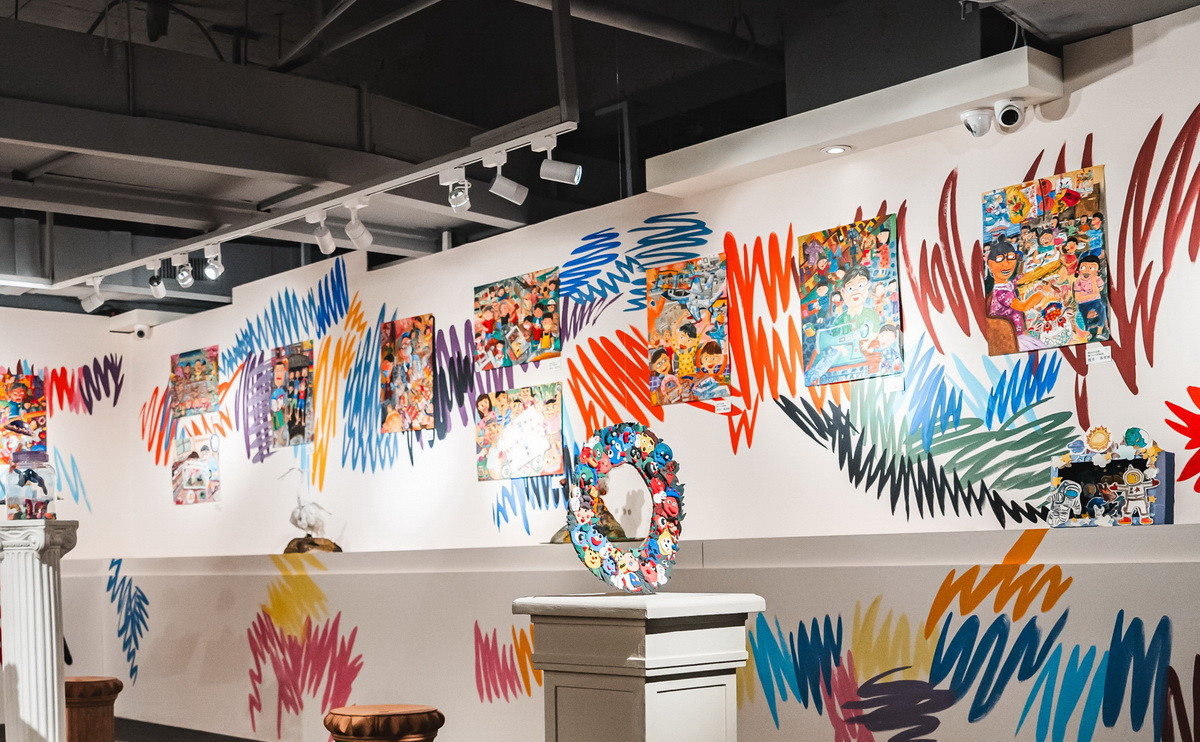 李總監三歲女兒自由創作讓展場也成為作品一部份。（米堤大飯店提供）