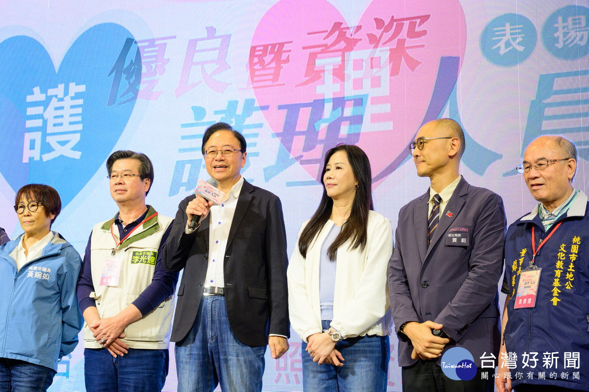 桃園市長張善政於「桃園市優良暨資深護理人員表揚活動」中致詞。<br />
