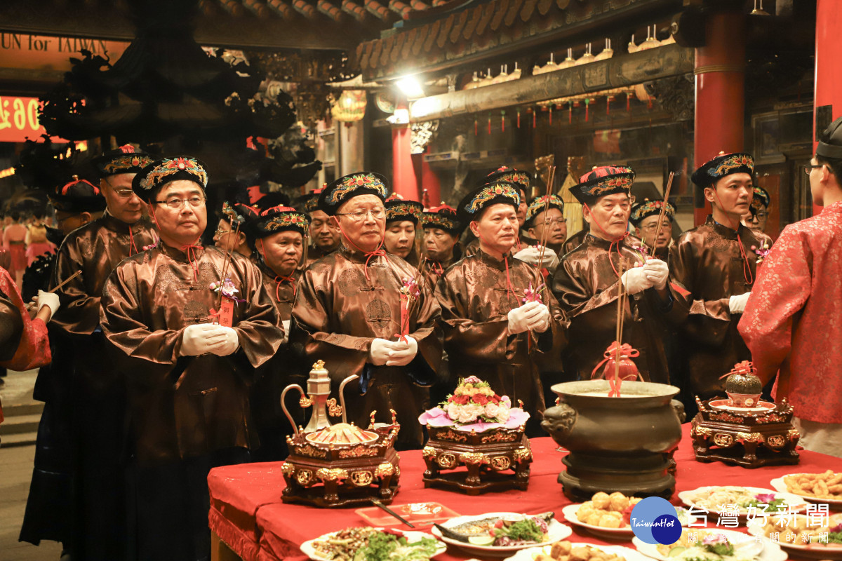嘉義市東區市議員參選人洪斐昭（右一）參加新港奉天宮媽祖聖誕祝壽典禮／嘉義縣府提供