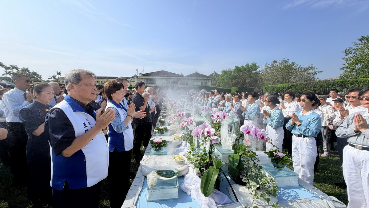 王副縣長代表許縣長出席禮佛。（慈濟南投聯絡處提供）<br />
<br />
<br />
