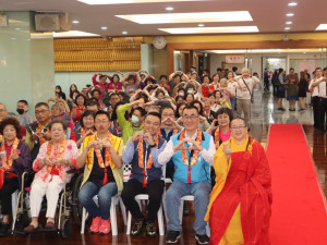 圖為李四川出席佛光山三重禪淨中心「慶祝佛誕暨母親節素食博覽會」。(李四川競選辦公室提供)