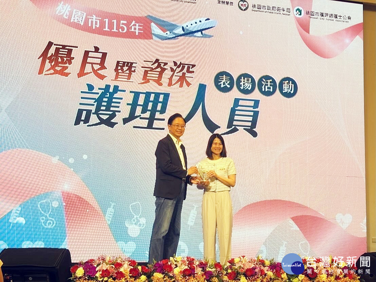 張善政市長頒發優良護理人員獎-獲獎人邱淑娟護理長。 (桃療提供)