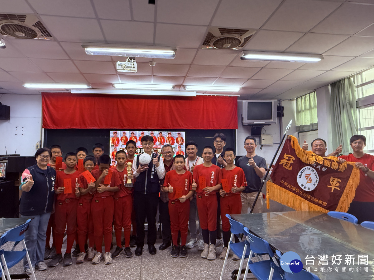 德芙蘭國小勇奪國小棒球聯賽軟式組冠軍 教育局長到校勉勵並致贈培訓經費