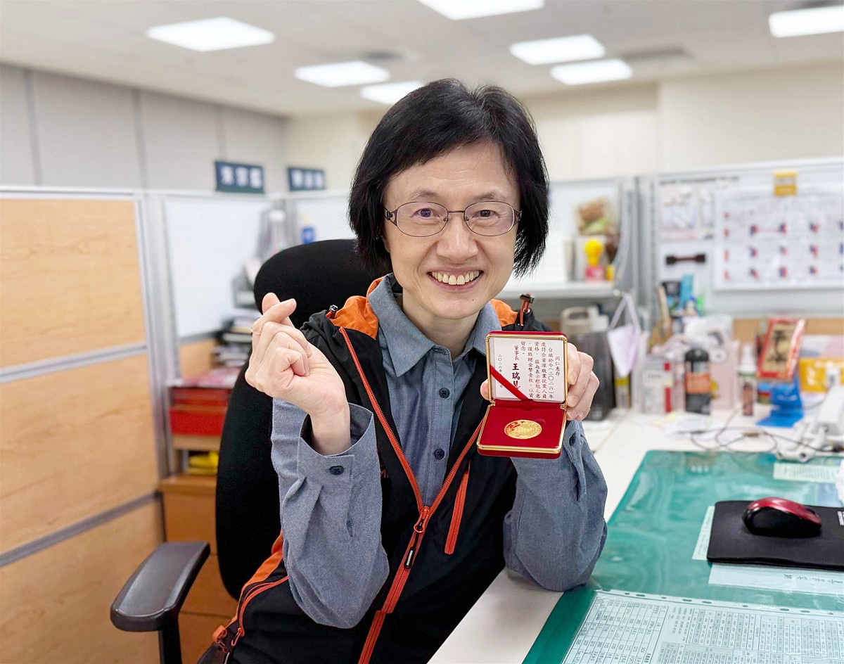 邱月璧今年得到長庚醫院40年資深人員金幣勉勵。(長庚醫院提供)