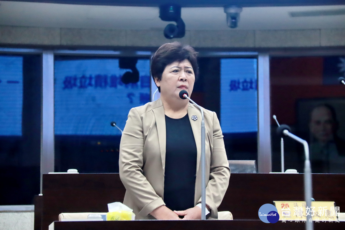 陳淑惠質詢興建後優點在那裡由環保局長說明。（記者扶小萍攝）
