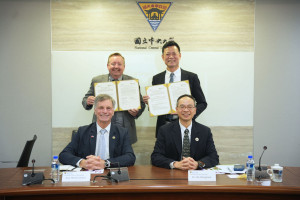 美國懷俄明州州長馬克·戈登Mark Gordon（前左）與中央大學副校長阮啓弘共同見證雙方的合作。