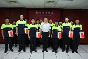 消防局長李世恭代為頒發感謝狀給救護人員，肯定專業付出。