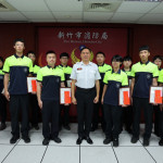 消防局長李世恭代為頒發感謝狀給救護人員，肯定專業付出。