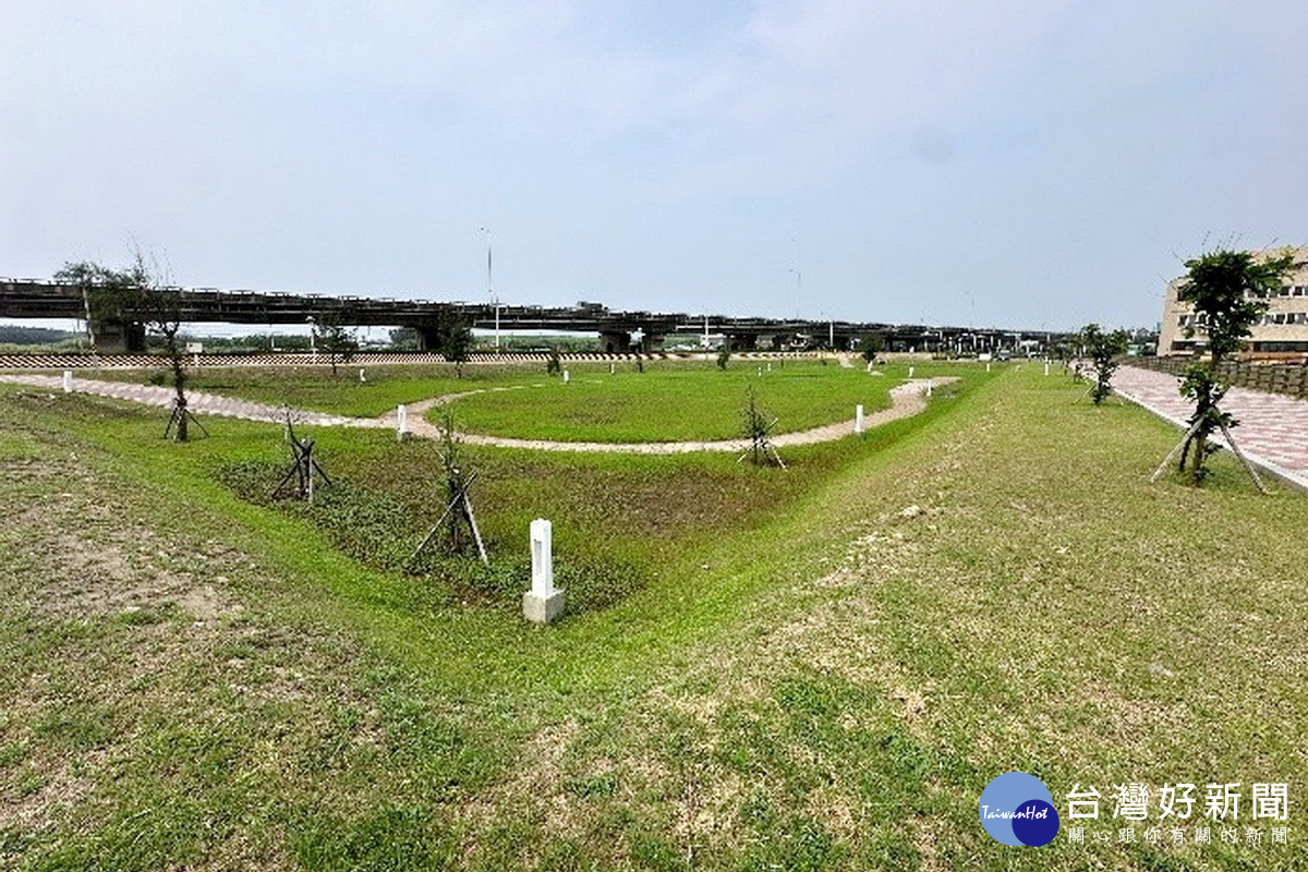 汛期前完成出流管制設施總體檢，桃府水務局全面提升防洪韌性。（A區綠帶滯洪空間全景照）<br />
