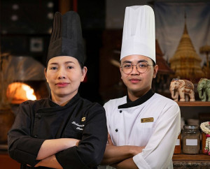 左起為專精泰北傳統料理、擁有逾21年廚藝經驗的 Chef Kednarin；右為擅長現代泰式料理呈現的 Chef Sasipong。