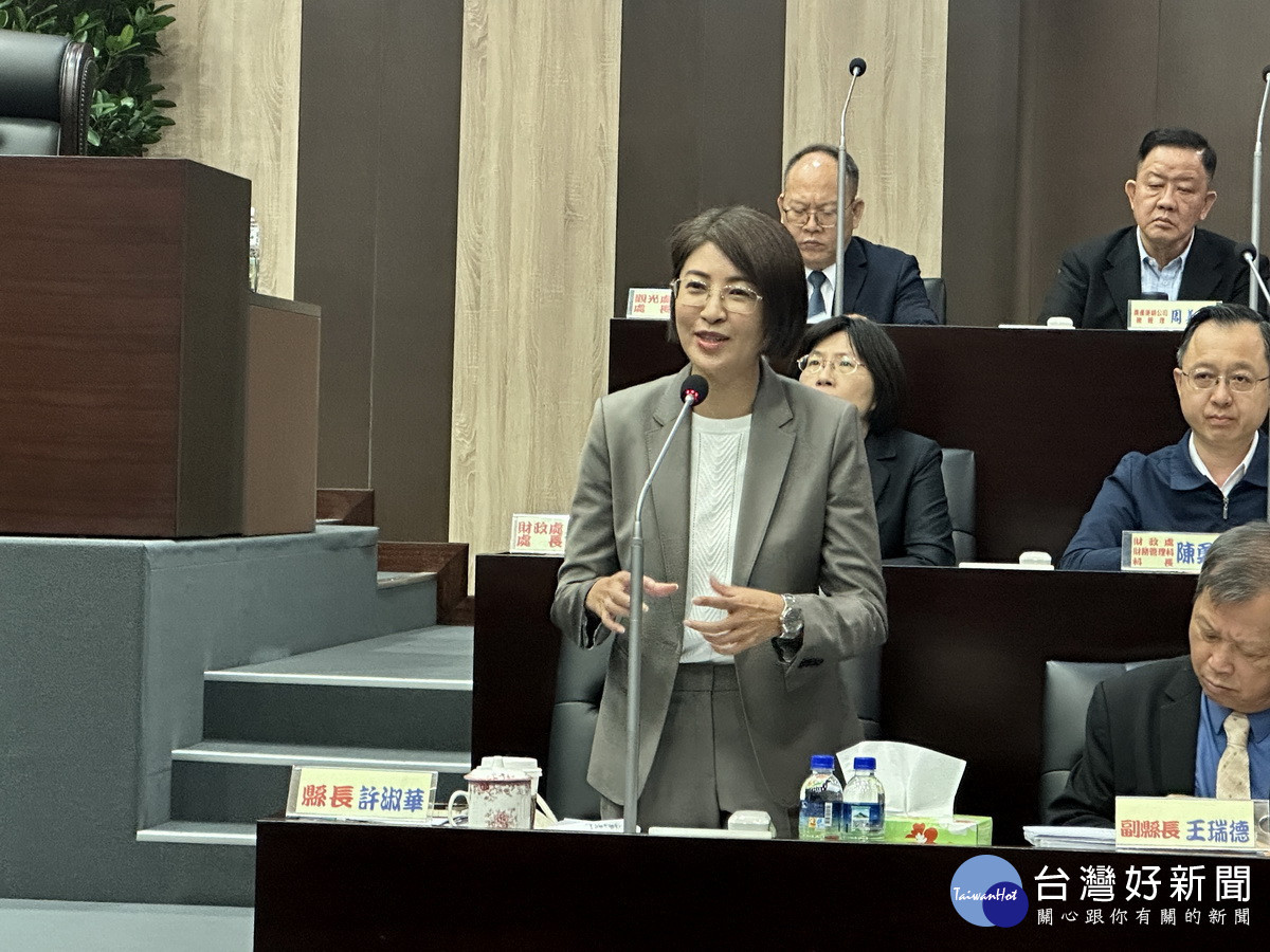 許縣長說年底13鄉鎮市都會建置幸福巴士服務鄉親。（記者扶小萍攝）