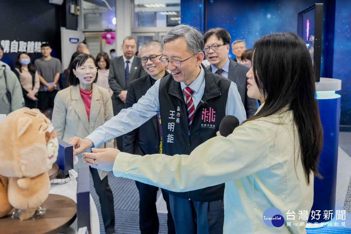 桃園市副市長王明鉅出席「桃園市智慧金融與商務科技教育中心（TFTE）」揭牌儀式。
