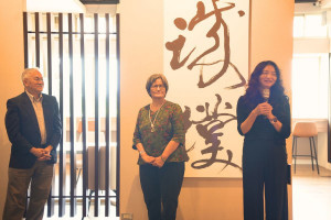 展覽由中央大學講座教授、中央研究院院士葉永烜、中華文化藝術交流協會理事長黃梅英及中央大學財金系主任黃瑞卿三位藝術家共同展出。