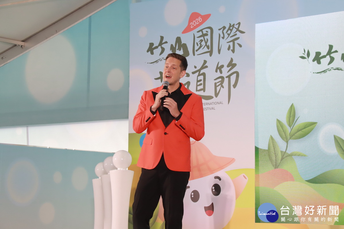 賈斯汀盛讚竹山茶風味佳。（記者扶小萍攝）