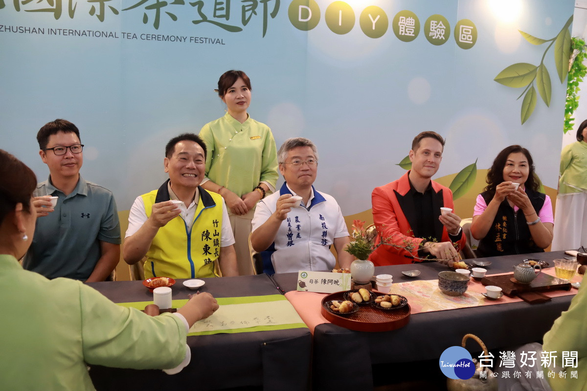 歡迎來茶道節品好茶。（記者扶小萍攝）