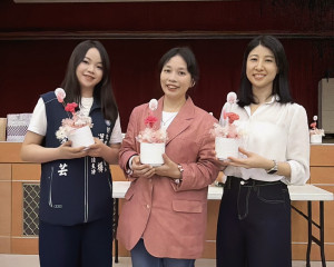 百位婦女齊聚花藝創作，芝樺盼打造有美感與溫度的彰化。圖／溫芝樺服務處提供