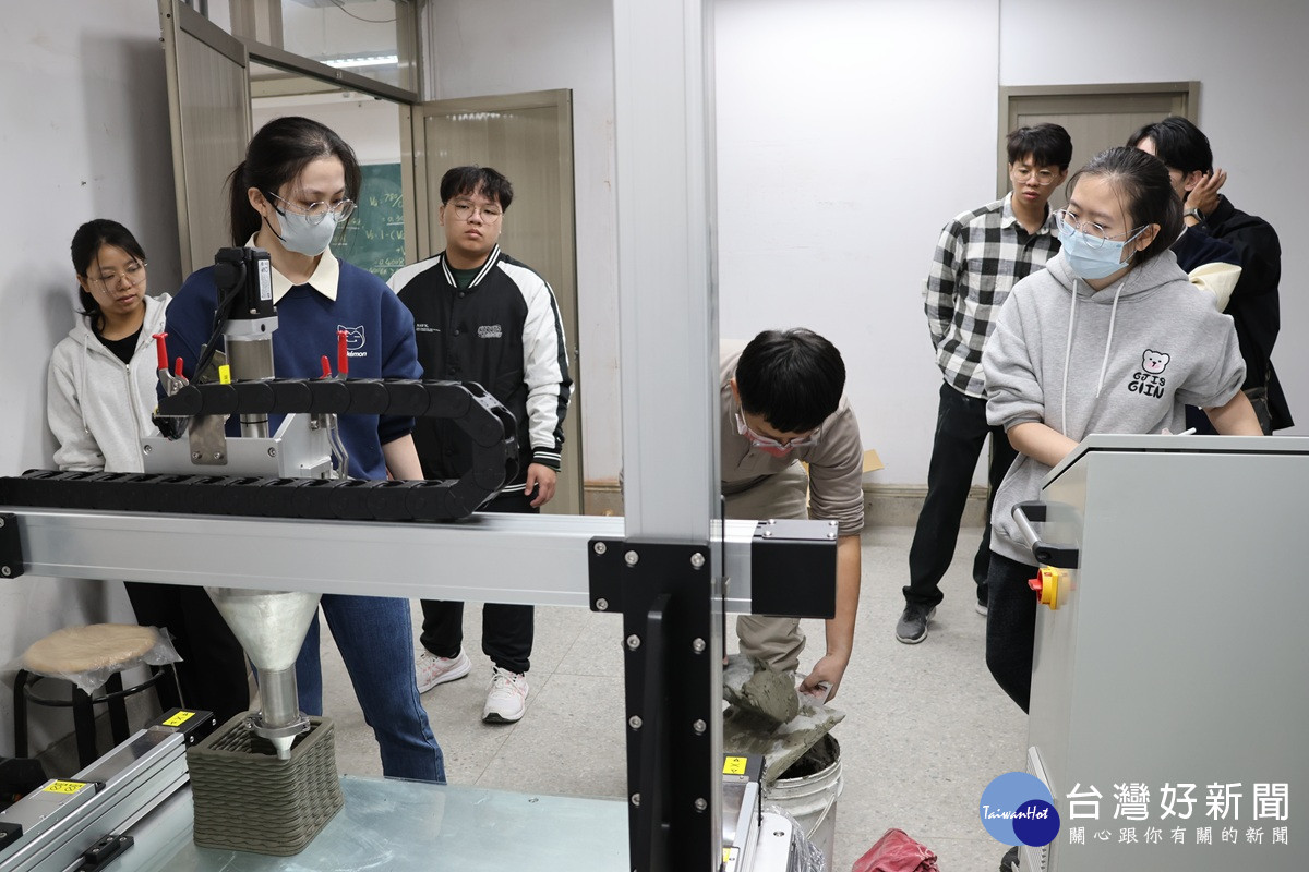 中原土木系導入AI土木材料實作訓練，學生操作水泥砂漿3D列印設備。