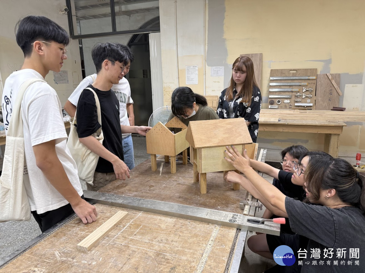 跨域永續科技實作訓練中，中原室設系與電子系學生合作製作水質偵測設施。