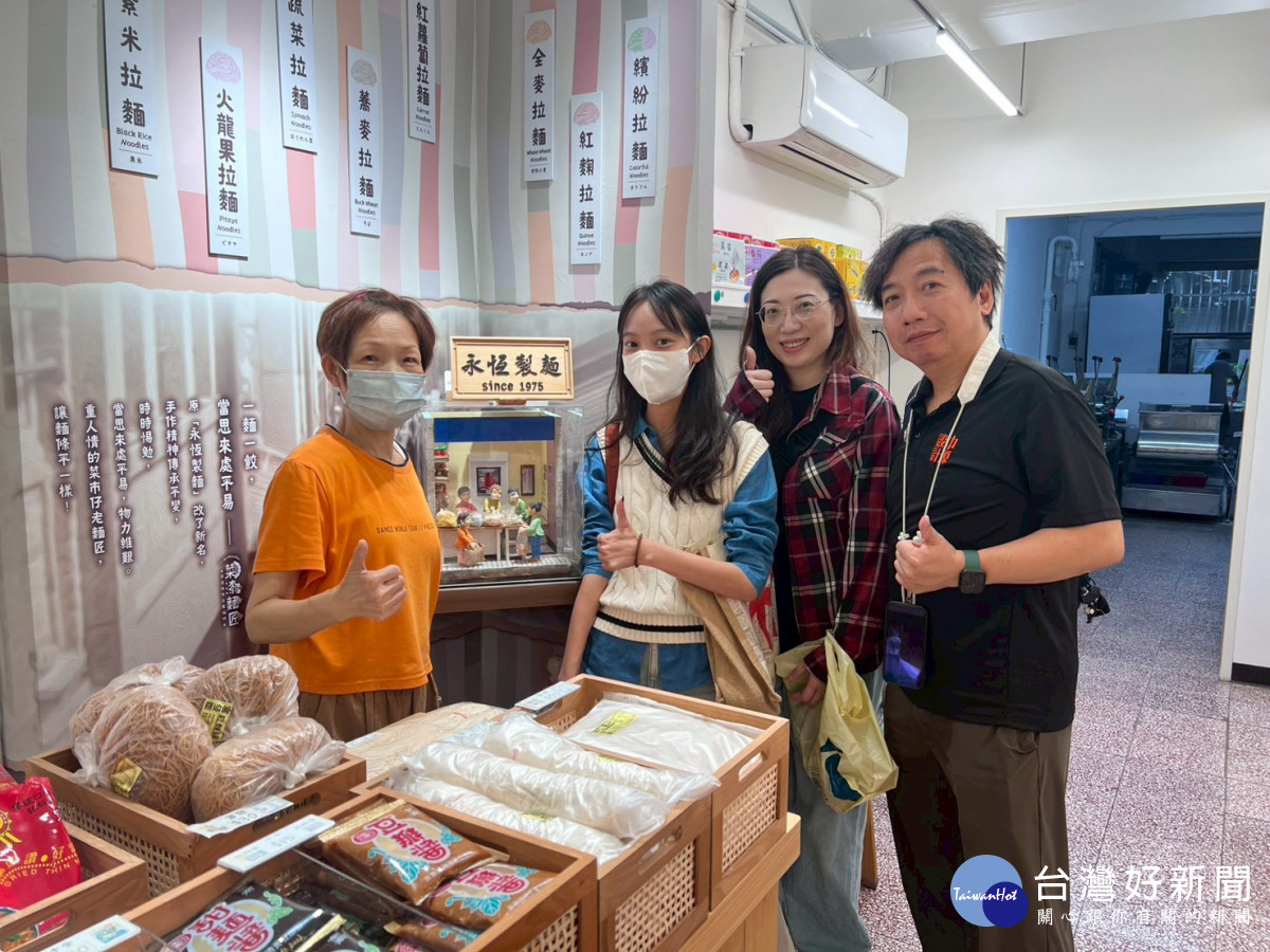中原商設系結合AI與設計整合行銷，帶領學生實地踏查在地店家，協助商圈品牌轉型與行銷創新。