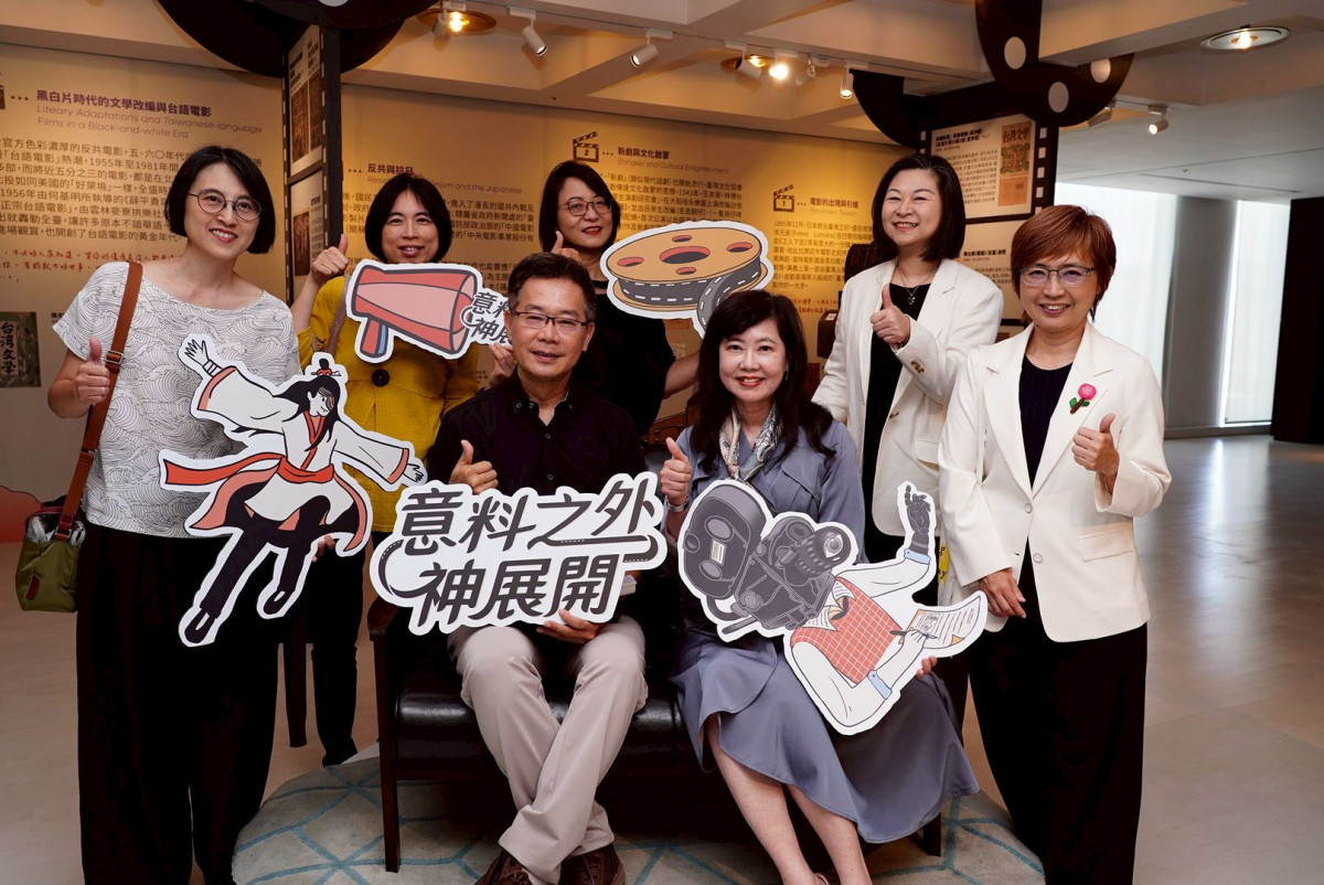 藝文界貴賓一同在「意料之外神展開」展區合影。