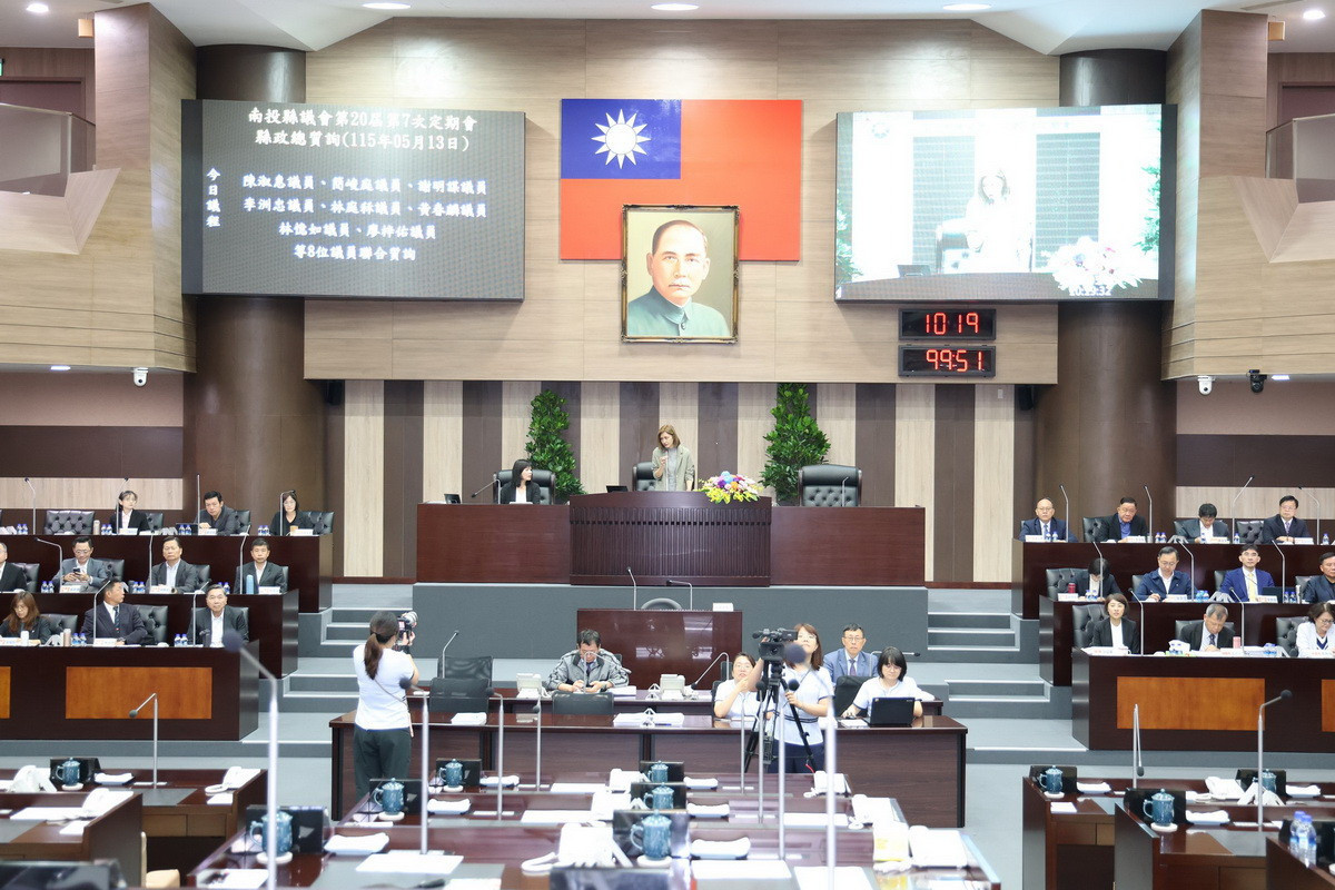 議員關切縣府補助健保費問題，許淑華請大家放心會回補。（縣府提供）