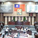 議員關切縣府補助健保費問題，許淑華請大家放心會回補。（縣府提供）