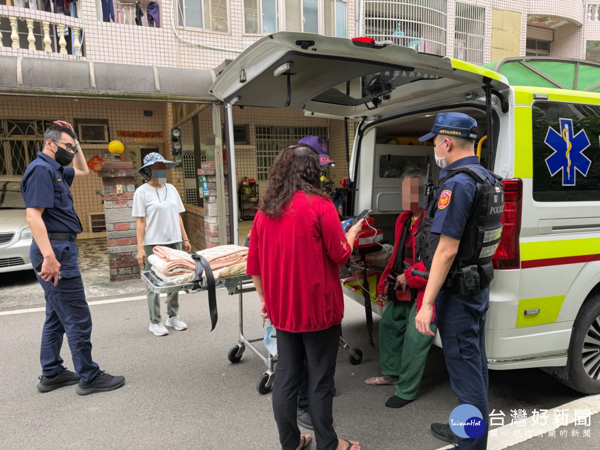警方通知119救護人員到場協助檢視老翁身體狀況，順利化解一場虛驚。