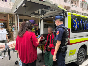 警方通知119救護人員到場協助檢視老翁身體狀況，順利化解一場虛驚。