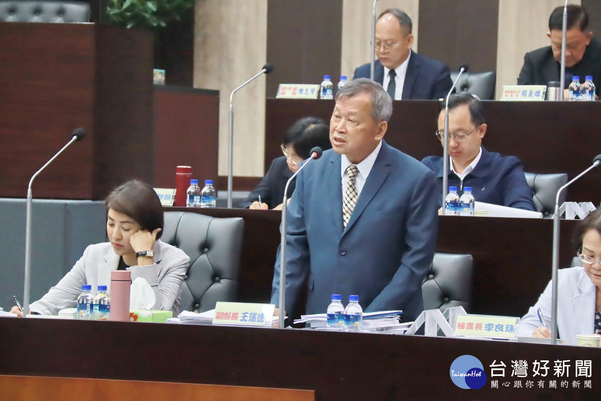 王副縣長說正朝多方進行排除困難。(記者扶小萍攝)