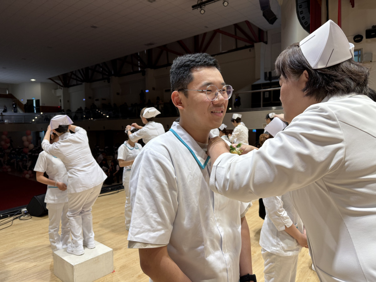 弘光科大護理系大二學生江祥安曾任職於台積電,選擇轉身投入護理專業,加冠儀式後即將進入臨床實習。