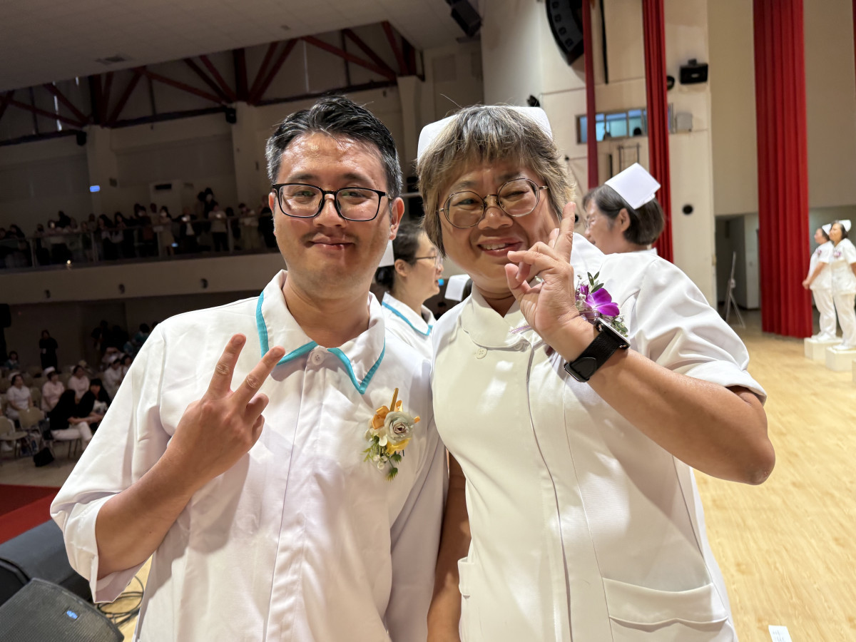 後護系大一學生劉大瑜(左)轉換國貿職涯重回校園念書,學習護理專業。