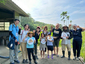 走入友善田區體驗自然 。 (火炎山生態教育館提供)