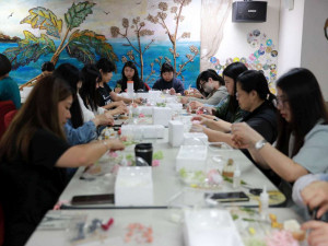 同仁製作花盅。