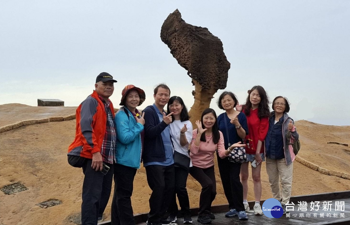 趁著雨後清爽涼適，志工夥伴於著名地標「女王頭」前合影留念