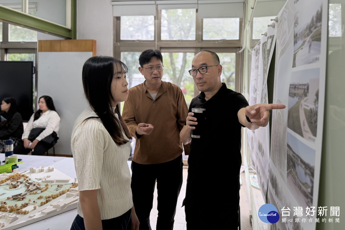 Dr. Worrasit Tantinipankul(中)與中原地景建築系副教授朱世人(右)參與課程評圖,針對學生作品提供專業指導。