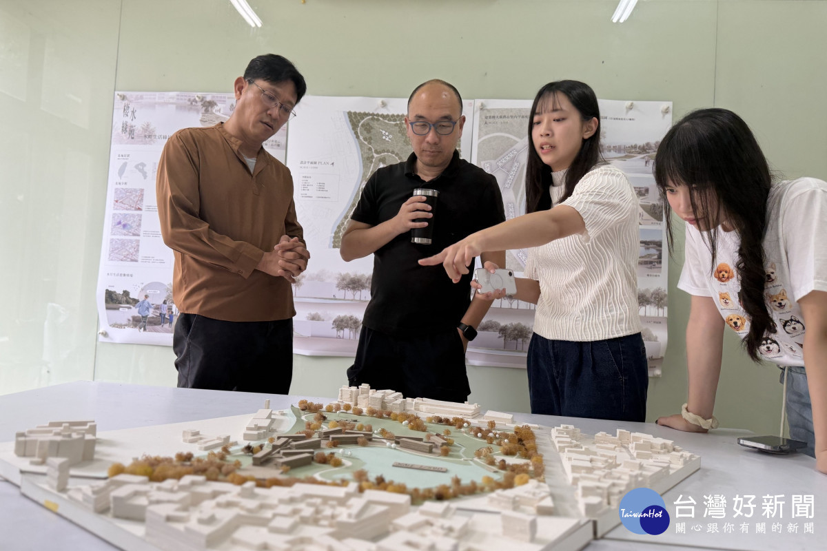 Dr. Worrasit Tantinipankul(左一)參與中原地景建築系課程評圖,與該系副教授朱世人(左二)及學生們交流。