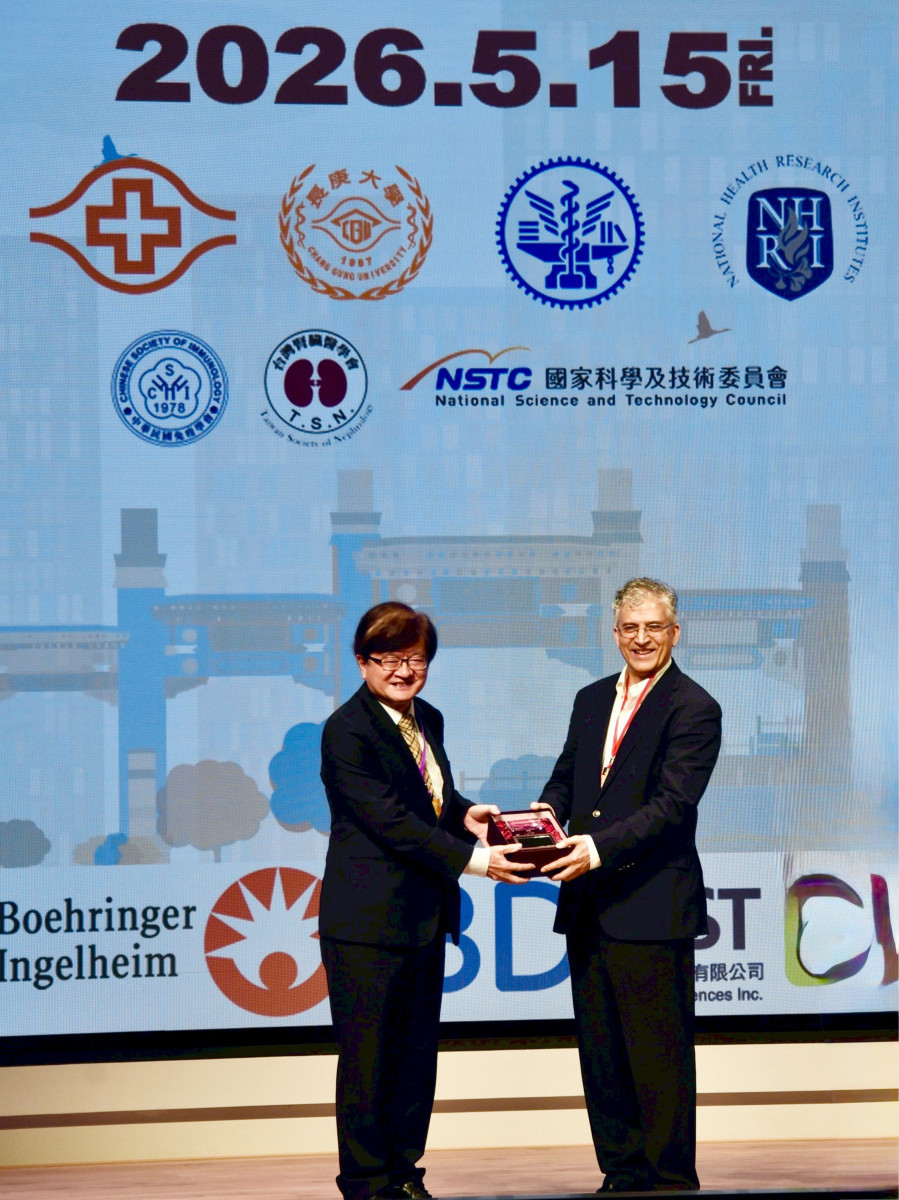 長庚決策委員會程文俊主任委員(左)致贈水晶紀念座給哈佛醫學院代表Vijay Kuchroo教授(右)(長庚醫院提供)