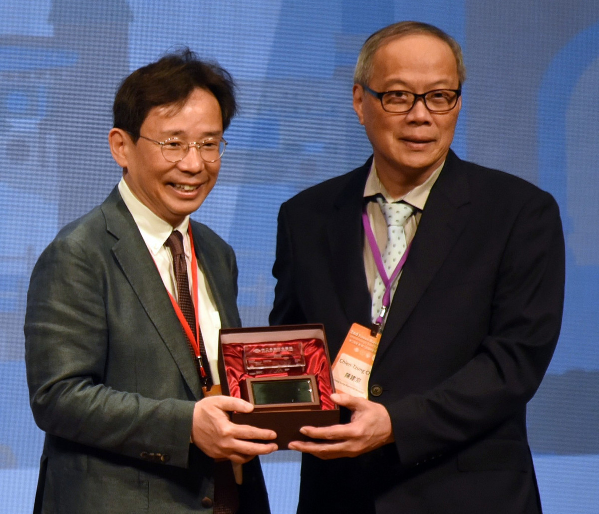 林口長庚醫院陳建宗院長(右)致贈水晶紀念座給韓國科學技術院(KAIST)代表Eui-Cheol Shin教授(左)(長庚醫院提供)