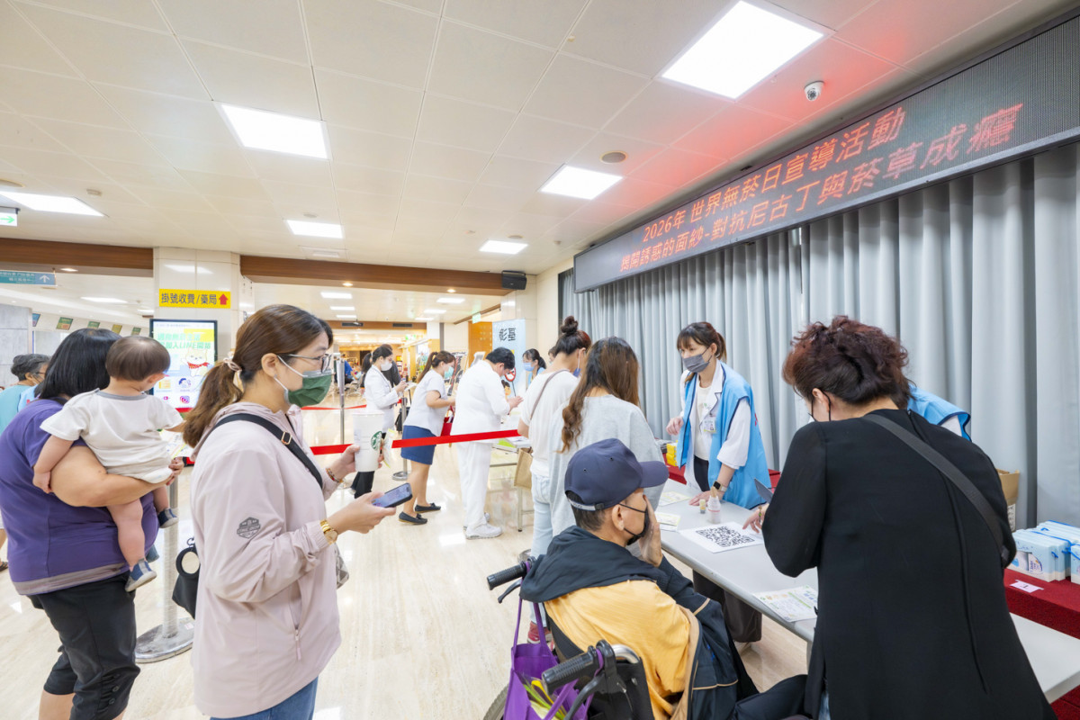 透過互動體驗與衛教推廣,現場民眾熱情參與闖關活動。圖/彰基醫院提供