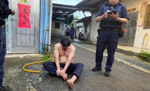 竊嫌拒捕持物攻擊警方，警依法使用警械制止成功逮人。