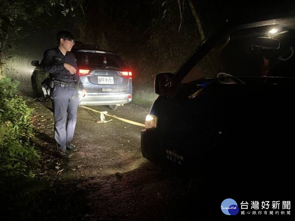 深夜受困泥濘道路　橫山警即時救援助脫困