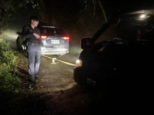 橫山分局尖石分駐所警員前往現場處置，順利將受困車輛拖離泥濘。